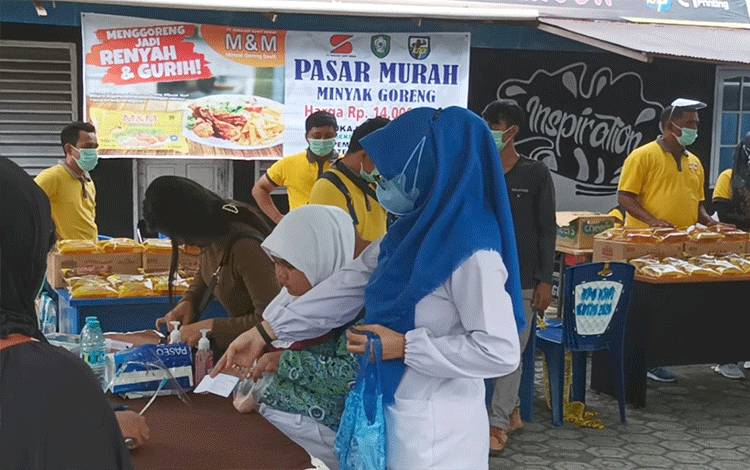 Warga Sampit Serbu Operasi Pasar Minyak Goreng