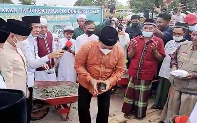 Wakil Gubernur Kalteng Letakan Batu Pertama Pembagunan Pesantren Tanwirul Muslimin