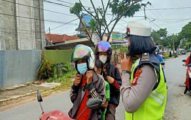 Polwan Satlantas Polres Kapuas Imbau Pengendara Utamakan Keselamatan Berlalu Lintas