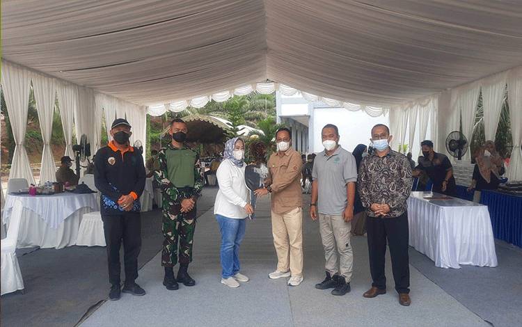 VIDEO: Tinjau Vaksinasi Massal di PT. SSMS, Tbk, Bupati Kobar Terima Hibah Ambulans