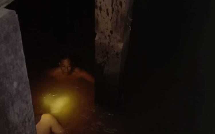 Tengah Malam Personel Damkar Kobar Menyelam di Sungai Arut Hanya Demi ini