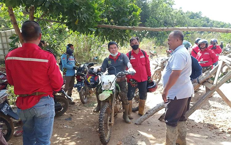 Bupati Barito Timur Tinjau Kondisi Jalan di Patangkep Tutui