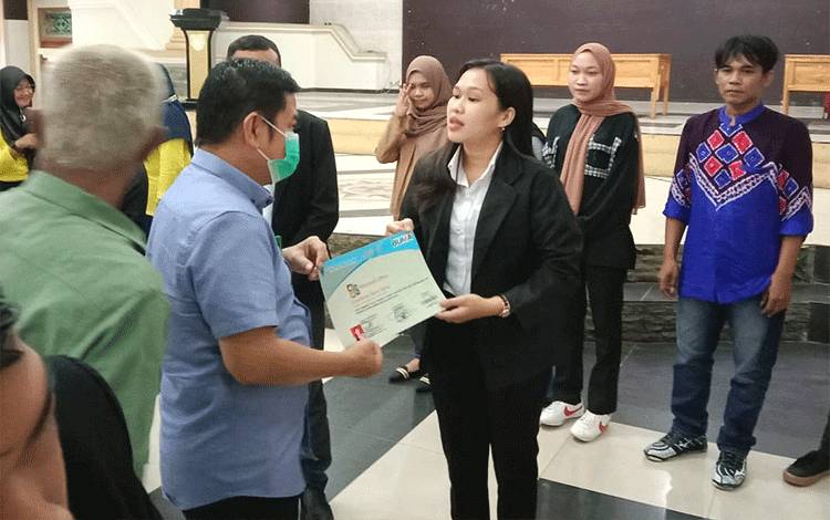 Bupati Barito Timur Serahkan 400 Sertifikat Peserta Program Pelatihan Cemara