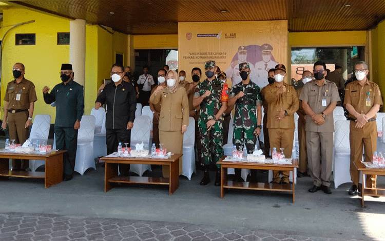 Hadiri Pelaksanaan Vaksinasi Booster, Bupati Kobar Harapkan Efektif Cegah Penyebaran Covid-19