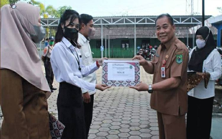 Plt Kepala Disdukcapil Kapuas Beri Motivasi Pegawai Terus Tingkatkan Pelayanan
