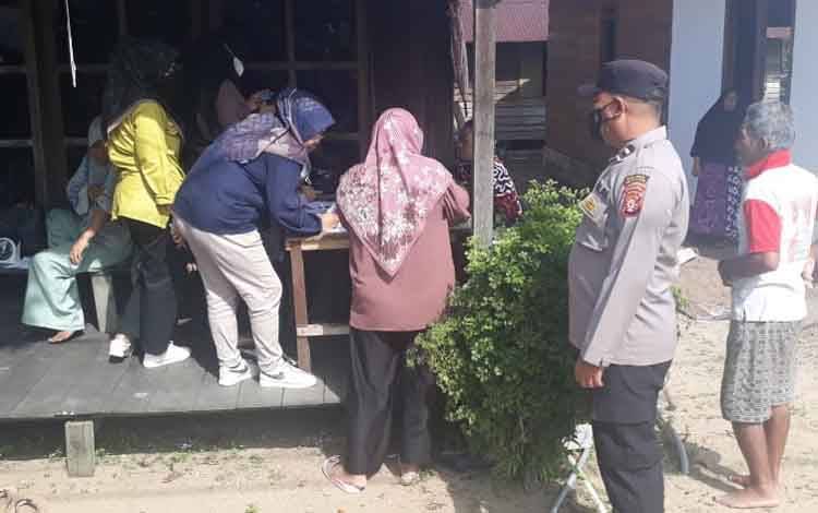 Polsek Seruyan Hilir Amankan Vaksinasi Door To Door