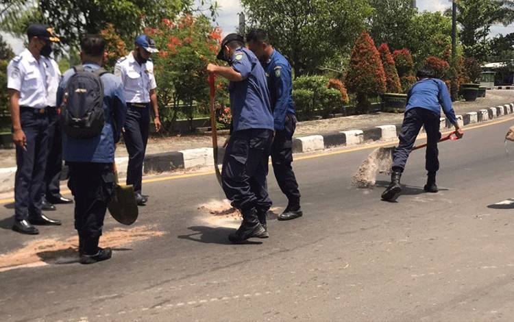 Sejumlah Pengendara Jatuh Akibat Tumpahan Minyak