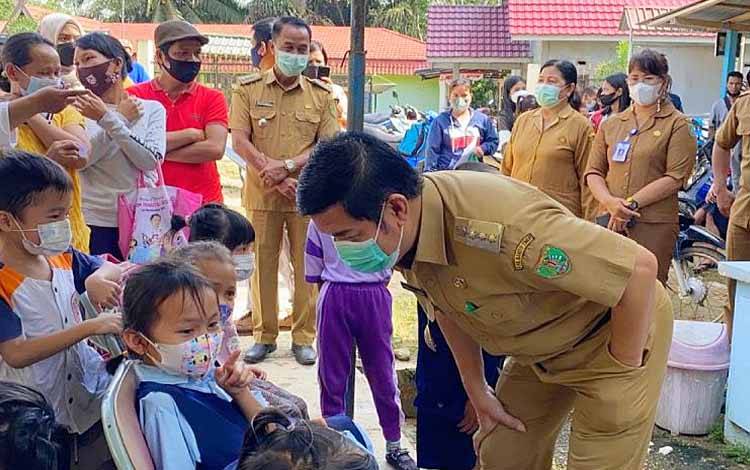 Bupati Barito Timur Pantau Vaksinasi Anak di Kecamatan Awang