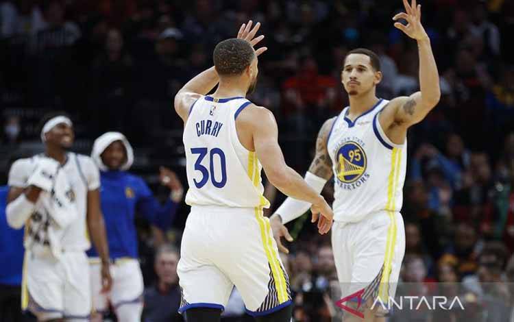 Stephen Curry Borong 40 Poin saat Warriors Tundukkan Rockets 122-108