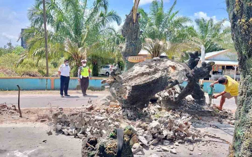 Patung Ikon Wisata Masuk Pantai Kubu Dibongkar
