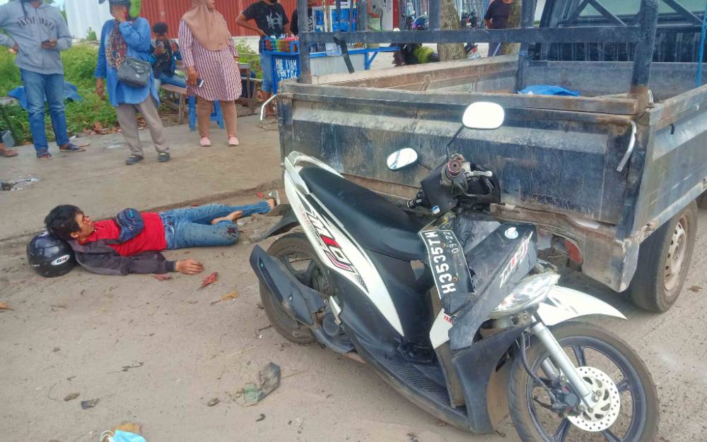 Pengendara Yamaha Mio Seruduk Mobil Pikap Parkir di Jalan RTA Milono
