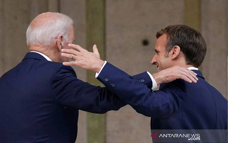 Macron Akan Bahas Krisis Ukraina dengan Biden dan Putin Secara Terpisah