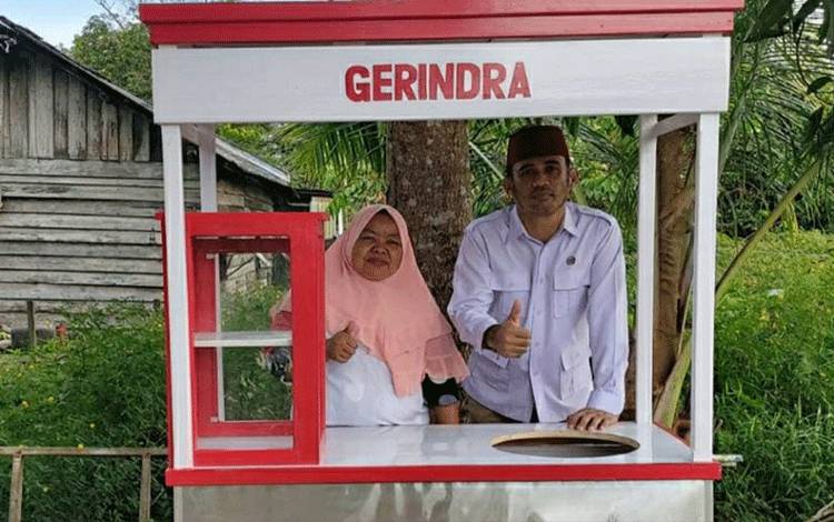 Legislator Kapuas Ini Bantu Gerobak Kepada Warga Penjual Makanan