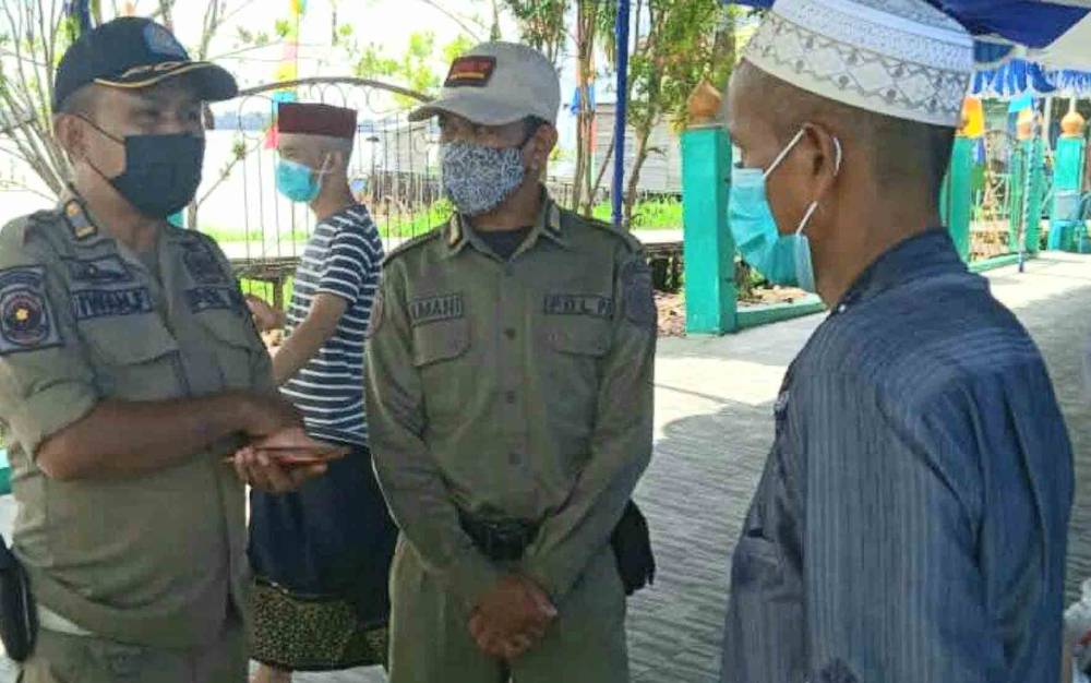Petugas Gabungan Awasi Kegiatan Masyarakat di Kapuas