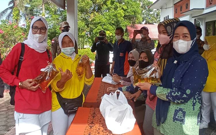 Permudah Masyarakat Dapatkan Minyak Goreng Murah, PT CBU Gelar Bazar di Kecamatan Arsel
