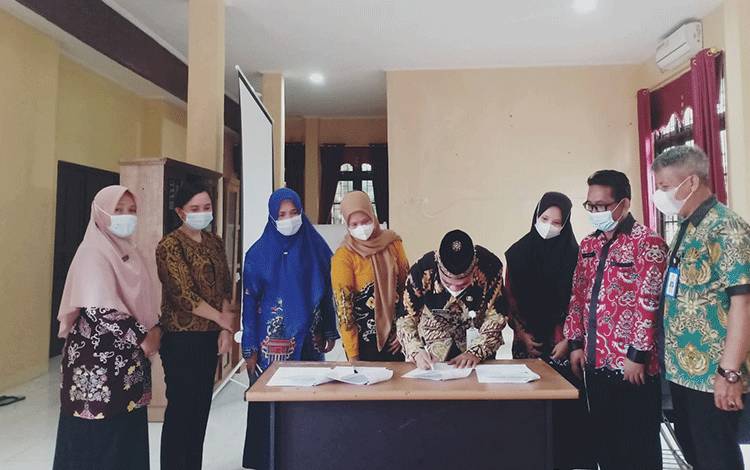 Tenaga Kontrak Daerah Dispursip Seruyan Terima SK Perpanjangan