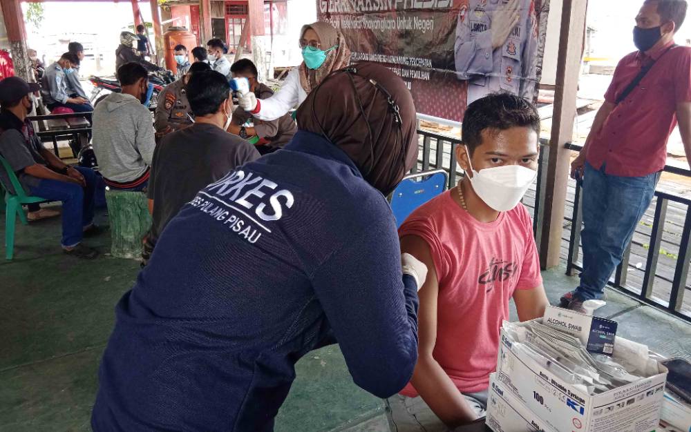 Belum Divaksin, Warga 'Digiring' Polisi ke Gerai Vaksinasi di Penyeberangan