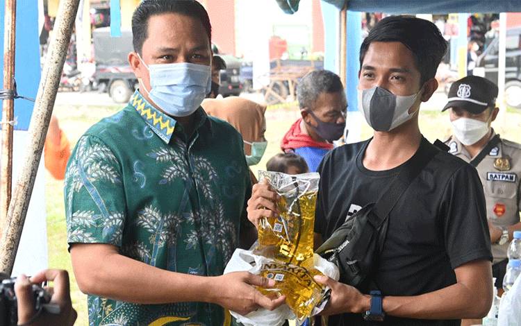 Bupati Lamandau Apresiasi CBI Group Gelar Pasar Murah Minyak Goreng untuk Masyarakat