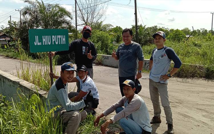 Dishub Palangka Raya Pasang Nama Jalan di Lingkar Luar