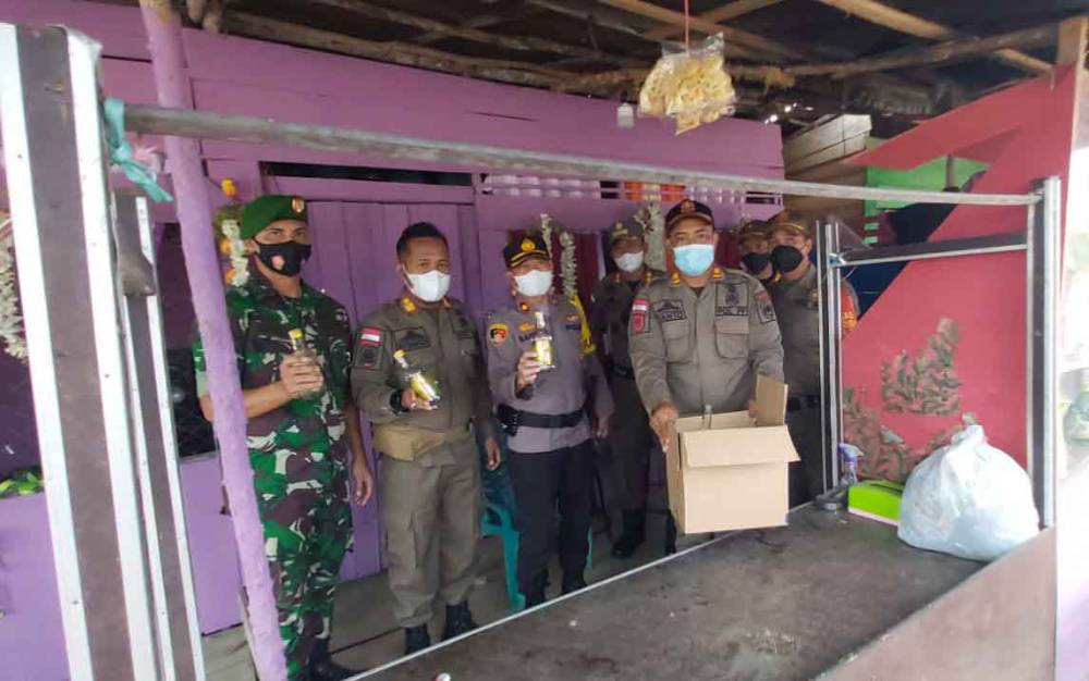 Gerebek Warung Remang-remang, Petugas Temukan Miras dan Alat Perjudian