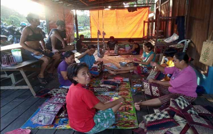 Pengrajin Anyaman Rotan Masih Kendalakan Harga Bahan