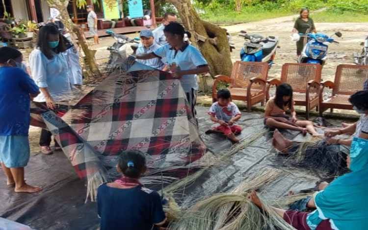 Pengrajin Rotan Uwei Pambelom Kaum Laki-laki Juga Diikutsertakan