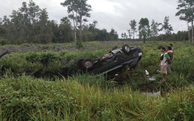 Hilang Kendali, Pikap Tabrak Tiang Telkom, 2 Tewas