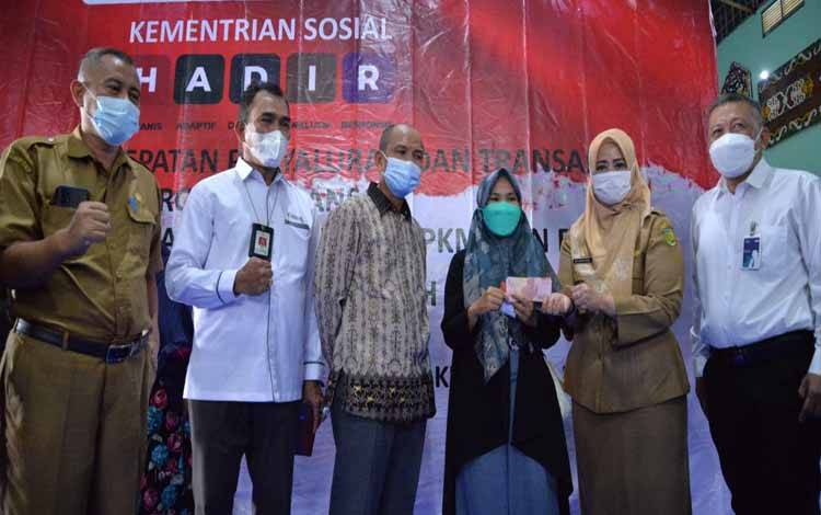 Pemko Palangka Raya Salurkan BPNT