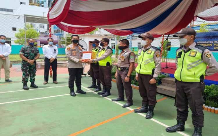 Syukuran HUT Satpam ke 41, Kapolres Pulang Pisau Berikan Piagam