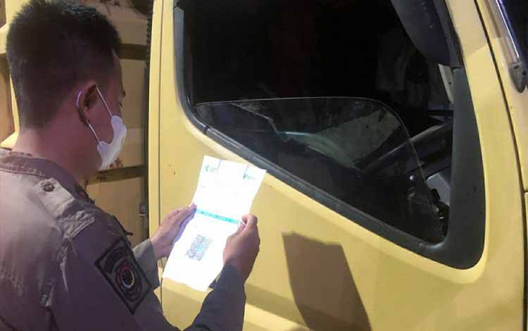 Personel Satpol PP dan Damkar Kapuas Turut Jaga Pos Penyekatan Kalteng - Kalsel