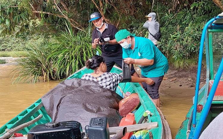 Tim Gabungan di Gunung Mas Lakukan Vaksinasi di Atas Perahu