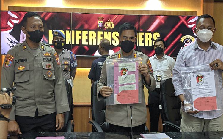 Polres Kotim Ekspos Kasus Penangkapan PNS Disperindagin Tersangka Penipuan Pemesanan Kios