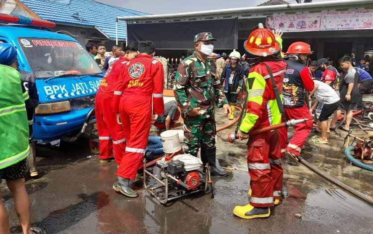TNI Bersama Polri Turut Evakuasi Kebakaran Rumah Warga Jalan Akasia