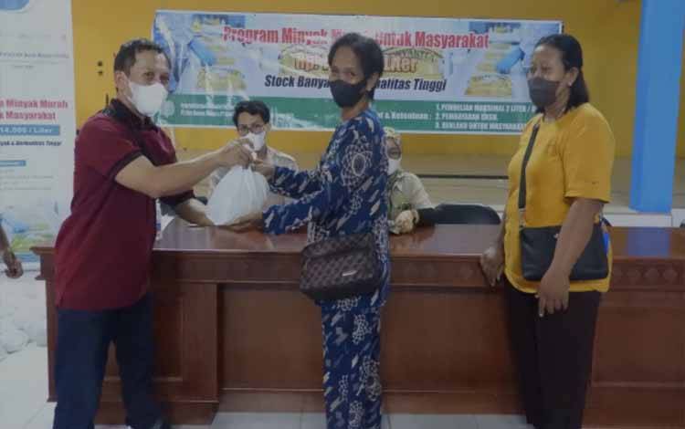 Warga Desa Pasir Panjang Antre Beli Minyak Goreng Murah Produksi PT CBU