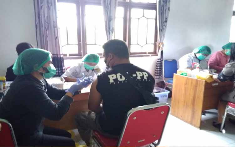 Sekretaris Satpol PP Gunung Mas: Bertugas Lebih Tenang Usai Ikut Vaksin Booster