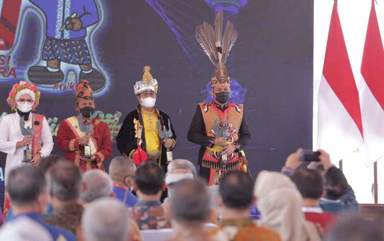 Disaksikan Presiden, Bupati Lamandau Terima Penghargaan AK-PWI 2022