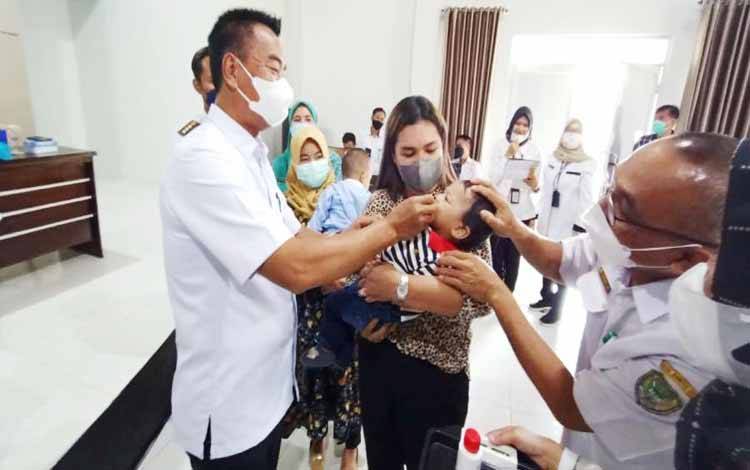 Wabup Barito Utara Berikan Vitamin A kepada Balita
