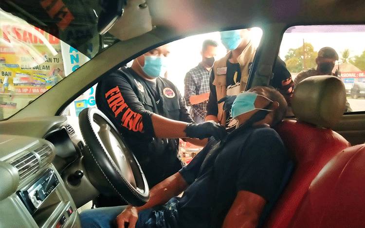 Pengemudi Mobil Mendadak Pingsan Saat Hendak Ganti Ban di Bengkel