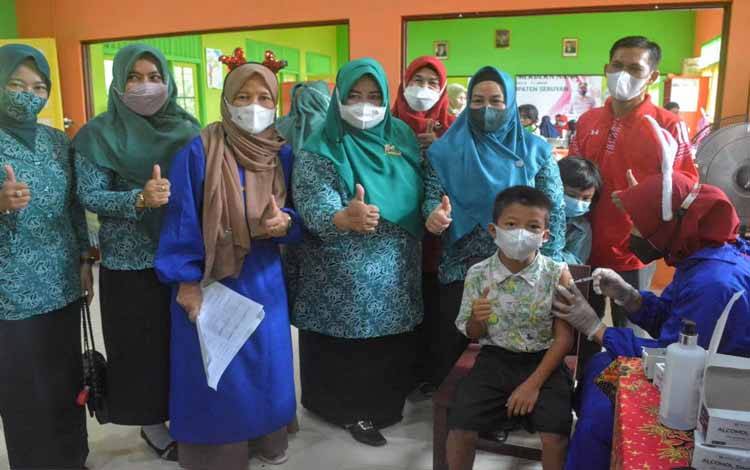 Ketua TP PKK Seruyan Tinjau Pelaksanaan Vaksinasi Anak