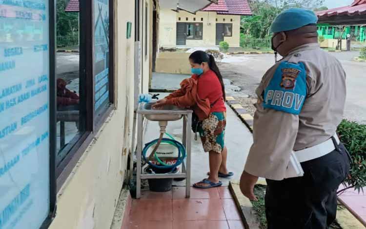 Polsek Katingan Hilir Perketat Penerapan Protokol Kesehatan Bagi Masyarakat