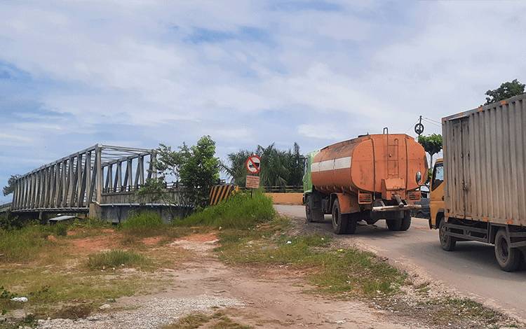 Hati-hati, Jembatan Sungai Arut Alami Kerenggangan