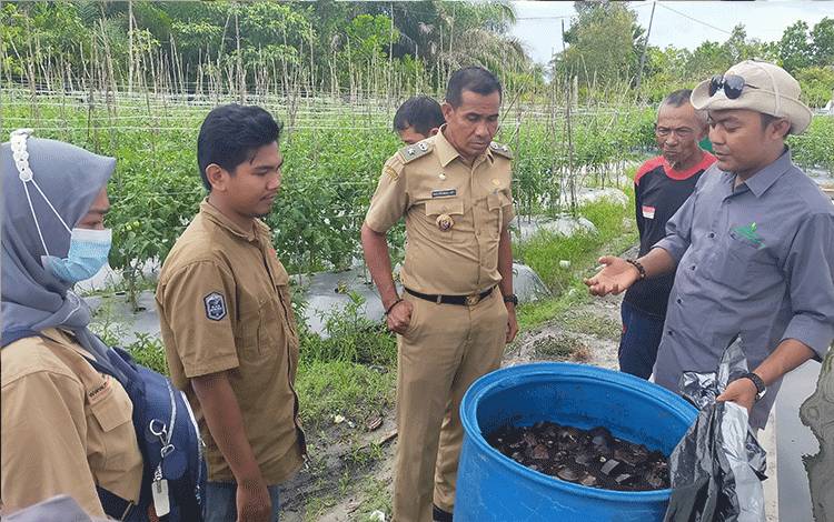 Lurah Pasir Putih Dorong Warganya Menjadi Petani Berdasi