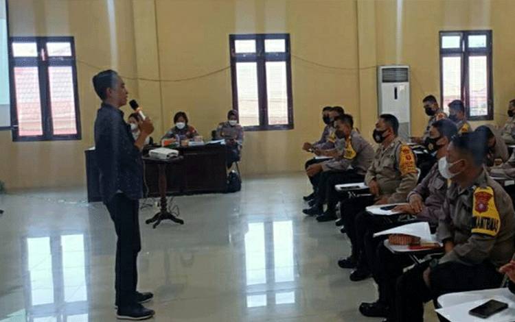 Bhabinkamtibmas Polres Kapuas Diberi Pelatihan Peningkatan Kemampuan Fungsi Teknis Intelijen
