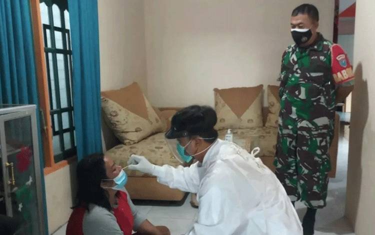 Babinsa Karang Anyar Dampingi Nakes Tracing Warga