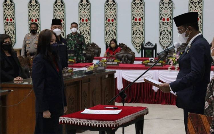 Evy Susantie Dilantik Sebagai PAW Anggota DPRD Palangka Raya