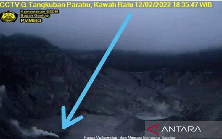 Gunung Tangkuban Parahu Terpantau Muntahkan Asap Solfatara