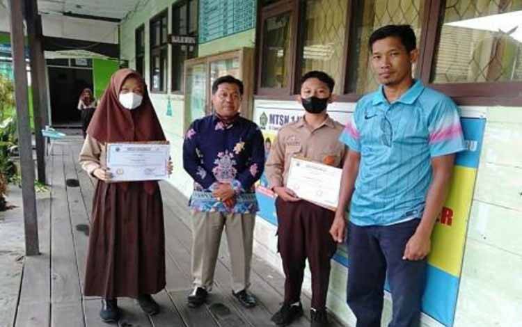 2 Pelajar MTsN 1 Kapuas Raih Juara Karate Tingkat Kabupaten