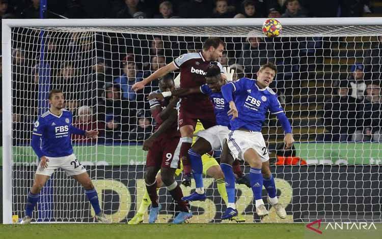 Gol Telat Dawson Selamatkan West Ham dari Kekalahan atas Leicester