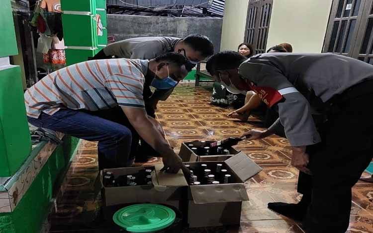 Razia Miras, Puluhan Botol Miras Disita Polres Kobar