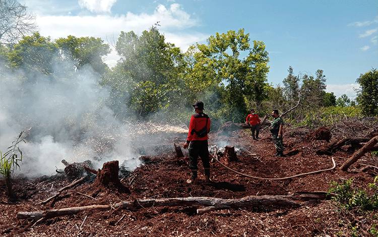 Tim Manggala Agni Padamkan Kebakaran Lahan